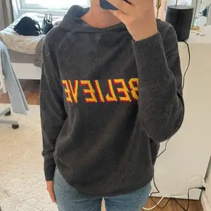 Hoodie i Kashmir från Sandro. Nypris 2999kr, säljer för 849kr. Storlek S 💕