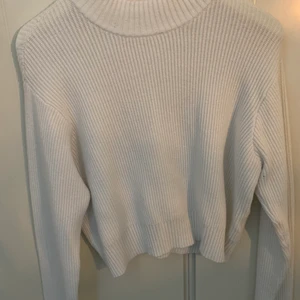 Stickad tröja från nakd  - Säljer denna fina stickade tröja från AFJs kollektion med nakd. Den har blivit för liten och därför säljer jag den. Den är använd mycket men fortfarande i bra kvalite! 