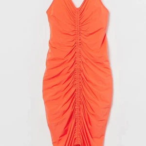 Sommarklänning  - Superfin och formbar klänning från hm. Jätteskönt material. Lite genomskinlig så man får vara noggrann med vad man har under. Säljes för 80 kr + frakt 🌼