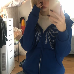blå rhinestone hoodie - funderar på att sälja min marinblåa rhinestone hoodie med stenarna i skelett mönster. den är så fucking snygg men får typ ingen användning för den. köptes av min vän för 500 kr o säljes för 250 kr, möjligtvis diskuterbart. den sitter lite oversized på mig som är en S, 173 cm lång. på bilden ligger den bara över mina axlar men den sitter som en vanlig zipup hoodie egentligen. i jättebra kvalitet o alla stenar sitter där de ska sitta! hör av dig vid frågor eller intresse💞💞