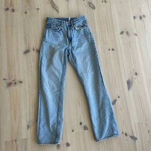 Weekday VOYAGE  - Ljus jeans från weekday, modell voyage. Snygg passform