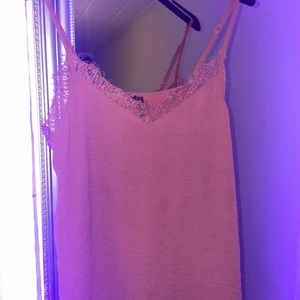Linne med spets upptill  - Ett lila linne med spets upptill, knappt använt! 