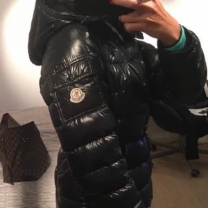 Moncler jacka dam - St 36 väl omhändertagen köpt förra året