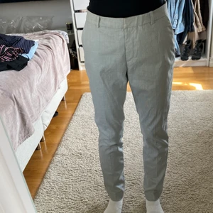 H&M Slack Kostmybyxor strl 36 - Ljusgråa kostymbyxor från H&M i modellen Slack, använda 1-2 ggr
