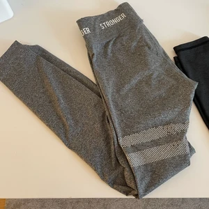 Gråa träningstights - Säljer dessa gråa tights från stronger✨man kan se att några av de vita prickarna på sträcken är bortnötta men inget större som man tänker på😊 sitter superfint och köparen står för frakten💕