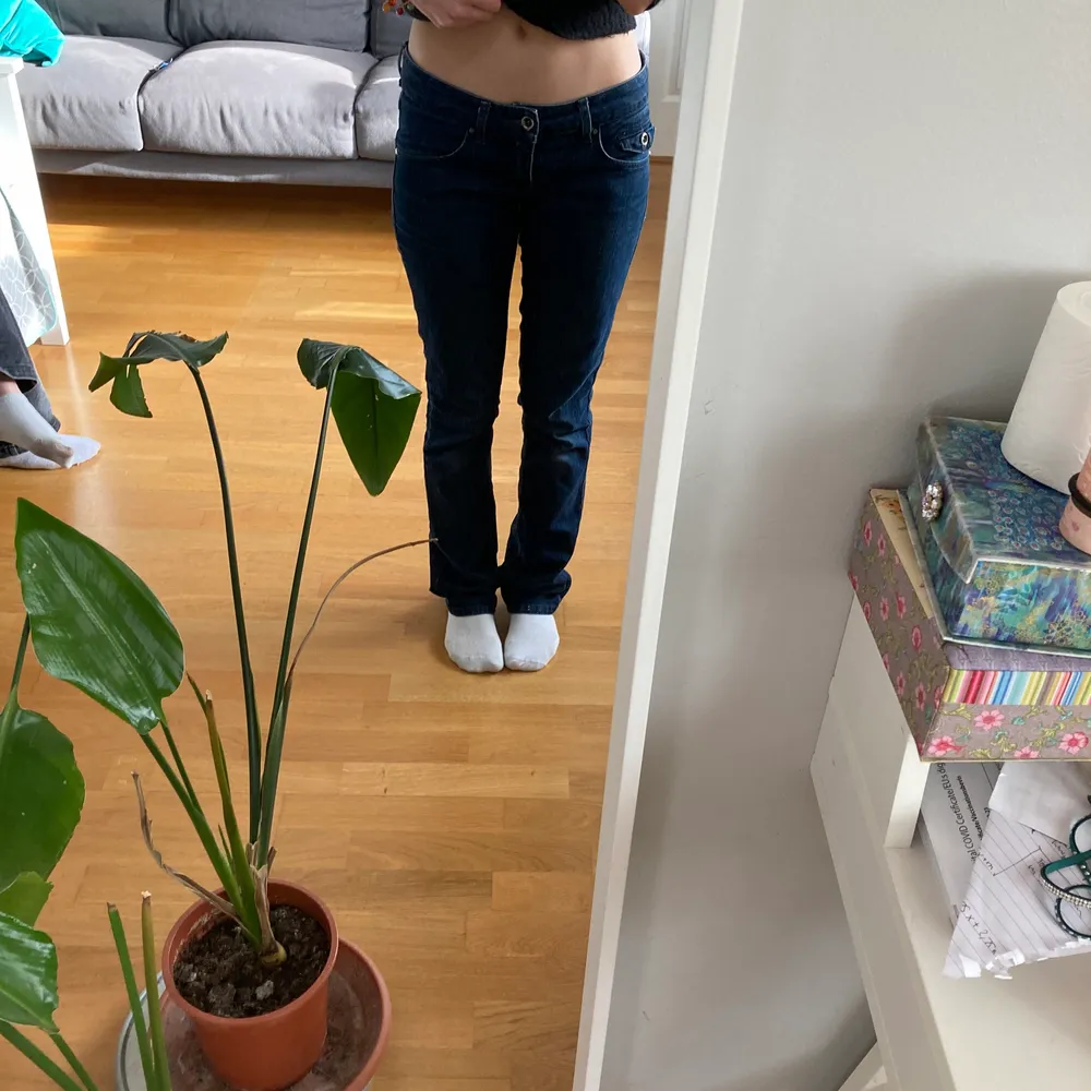 Low waist jeans som sitter storlek 36, köparen står för frakt 💕. Jeans & Byxor.