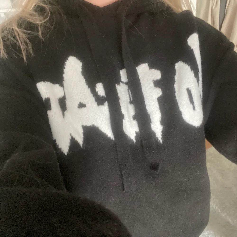 Snygg svart stickad hoodie med text aldrig använd, säljer då den inte kommer till användning först till kvart. Stickat.