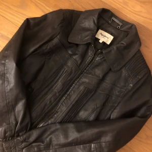 Skinnjacka - Riktigt läder!! Därför säljer jag för 250kr 👍🏻 frakten kostar 66kr💗 storlek: L, men sitter som S/M - jag är S/M och den passar bra på mig, (beror även på hur man vill att den ska sitta, antingen oversize eller tight) 🙌🏻