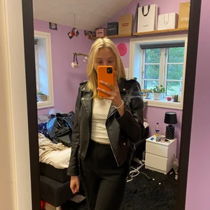 Skinnjacka  - Hej!💓 säljer nu min underbara skinnjacka för att jag inte har användning för den längre! Den är köpt på Chelsea för 1år sen💓Det är lite sönder ni ser på sista bilden men annars är det helt hel!💓 Hör ens av dig om du är intresserad💓🌟✨