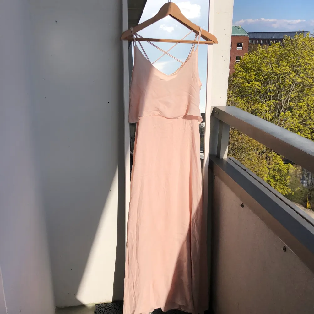 Långklänning perfekt till balich till vardags om man vill klä upp sig lite🌷 använd en gång på en bal! . Klänningar.