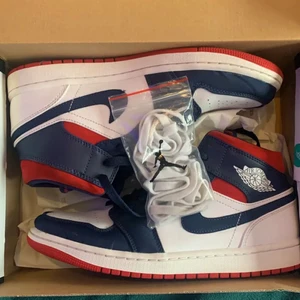 AIR JORDAN 1 MID USA SE - ⚜️Helt oanvända jordan USA, endast prövade på foten⚜️. Sjukt snygga färger med snygg style. Perfekt som första jordans eller om du bara vill öka din kollektion. Orginalbox och extra snöre tillkommer. Priset är ej fast och kan diskuteras vid snabb affär. 