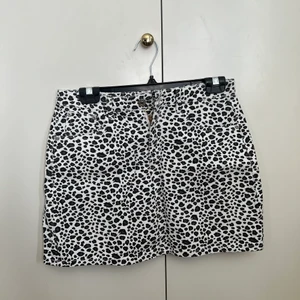 Jeanskjol leopardmönstrad  - Kort jeanskjol i leopardmönster. Aldrig använd, lappar kvar.