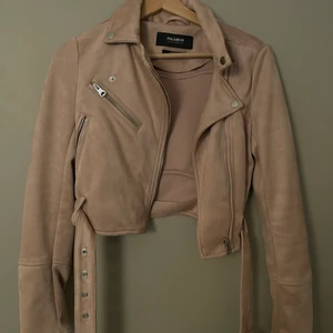 Mockajacka pull&bear - Säljer denna superfina croppade jackan från pull&bear som är helt oanvänd! Så så fin att styla nu till sommaren och ha över en klänning!! Stl xs 🤍🤍buda<33 Nypris 400kr