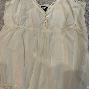❗️Vit klänning från H&M❗️ - 💕Säljer denna klänningen då jag inte använder den längre. Den är i storlek  40.