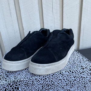 Eytys Doja S-O Sneakers  - Säljer eftersom jag ej använder dem. Storlek 43. 700, nypris 1900kr. Medföljer skokartong, papper, dustbag, och skorna såklart! 