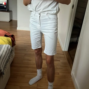 Vita Shorts från H&M Strl 28 (Slim fit) - Vita Short från H&M Strl 28 (Slim fit)
