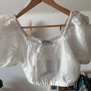 Puffärm &otherstories  - Otroligt fin croppad puffärmstopp från &otherstories!! Oanvänd med prislapp kvar🤟 Linne/viskos-blandning vilket gör den lite genomskinlig. Säljer då den var lite stor på mig, skulle säga att den är en stor S eller M