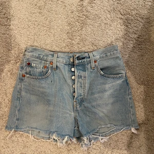 ❗️Levi’s 501 shorts❗️ - 💕Säljer dessa shortsen då de inte passar längre. Shortsen är i storlek W26💕