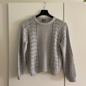 Stickad tröja - En grå stickad tröja från Lindex. Sparsamt använd. 