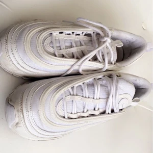 Nike air Max 97 - Säljer mina fina Nike air Max 97. Storlek 38, köpte dom för 2000 kr. Säljer dom för 1000. Super fina. Kommer tvätta dom innan jag skickar iväg dom. Skorna har reflex på när det är mörkt