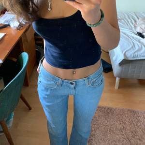 Säljer mina superfina ljusblåa Levis jeans💕 de är lågmidjade och i bra skick! De är i storlek w30L32. Köparen står för frakt☺️ skriv t mig vid intresse 🥰🥰