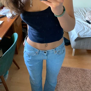 Levis jeans  - Säljer mina superfina ljusblåa Levis jeans💕 de är lågmidjade och i bra skick! De är i storlek w30L32. Köparen står för frakt☺️ skriv t mig vid intresse 🥰🥰