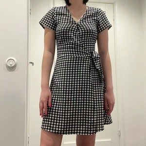 sommarklänning  - Fin omlottklänning med gingham-mönser. Perfekt till sommaren. Säljer pga lite för liten på mig. Sparsamt använd och i bra skick! 