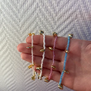 Armband  - Säljer dessa egengjorda armbanden för 25kr st och gratis frakt. Eller köp 3st för 35kr och gratis frakt. 🤩