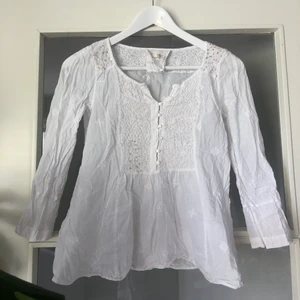 Odd Molly blus - Vit Odd Molly blus med lite paljetter på. Behövs strykas. Storlek XS eller 32/34.