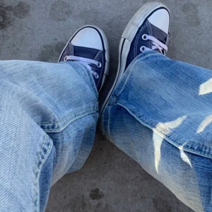 Converse  - Säljer dessa låga mörkblåa/mörkgråa converse i storlek 38. De är använda ganska lite men har haft de i 4 månader. Nypris 699 kr. Kom privat för fler bilder. BUDA BARA OM NI VILL KÖPA ❤️❤️ står ej för frakt💗