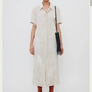 Our legacy linne-klänning  - Säljer min älskade linne-klänning från our legacy! Har endast använt en gång och är i helt nyskick. Inköpt för 2100kr :) Storlek 34 men passar mig som även brukar ha 36/38 ibland 