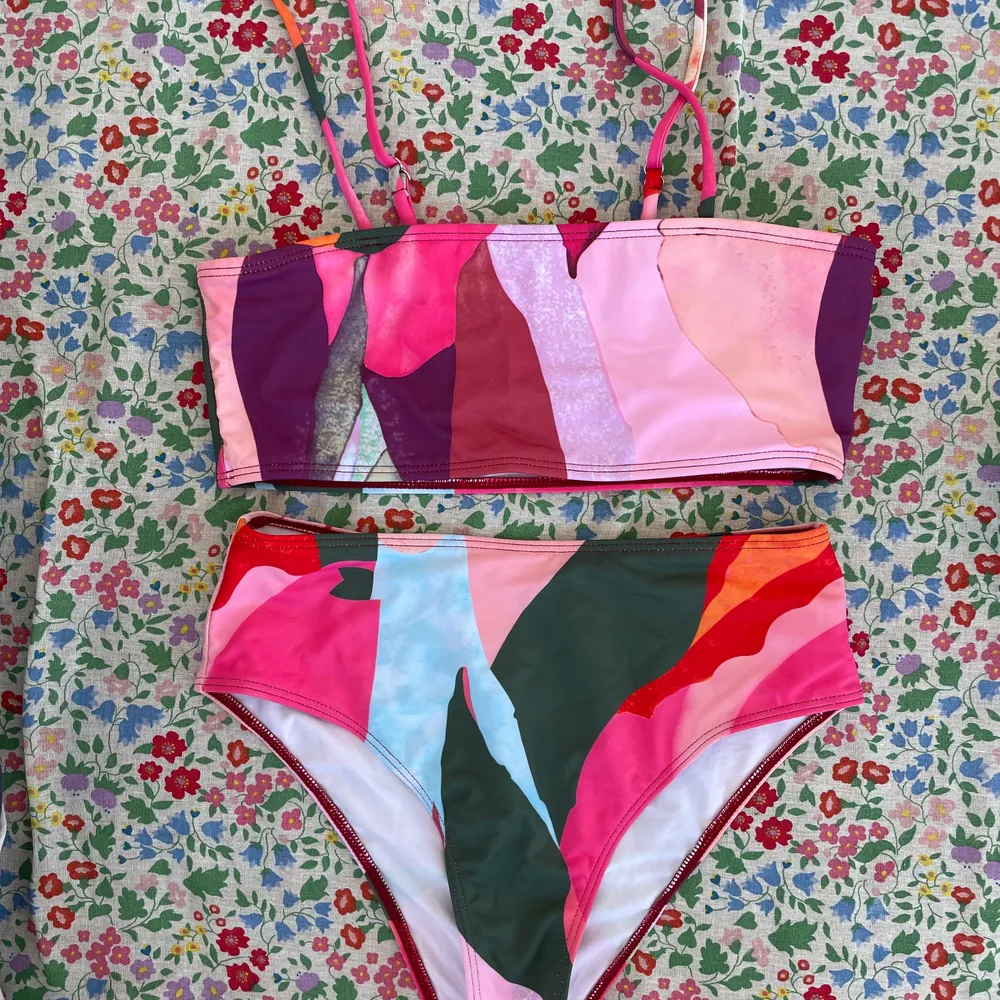 Alltså!! Köp denna, du kommer ha coolast bikini på stranden 😎 oanvänd och i bra material. . Övrigt.