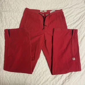 Röda cargobyxorbyxor, strl 160  - Cargobyxor i röd färg, superfina med superfin passform, sitter perfekt på mig som har w24/25. Något korta i modellen då de igentligen är en barnstorlek. Rekommenderas till någon som ör ganska liten. Säljer pågrund utav att dom är lite korta. Jag är 167cm lång. 