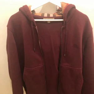Burberry Hoodie - Intressekoll på min burberry hoodie. Bra skick. Inga stora fläckar eller så. Hoodien är fett skön att ha på sig. General  wear. Nypris ca 4500 kr.