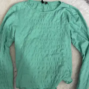 En fin grön tröja från vero Moda, med små volang detaljer. Skriv för mer bilder💚💚