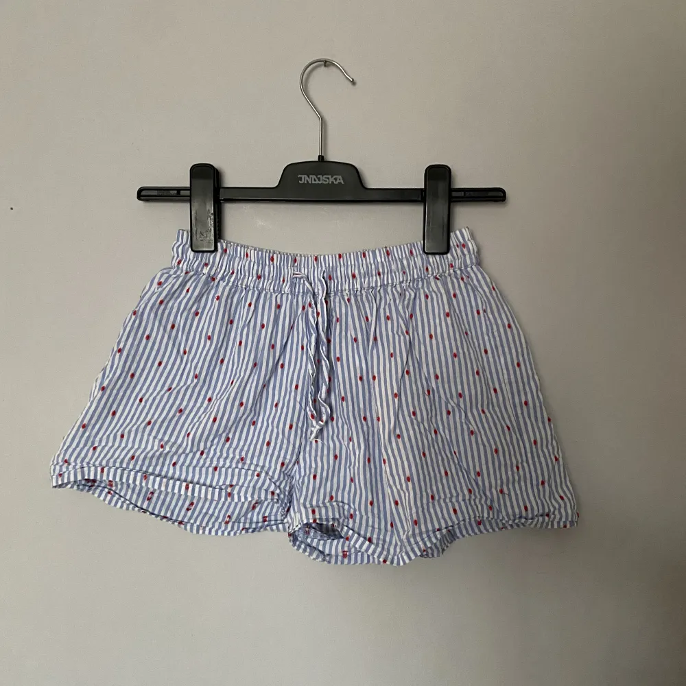 Säljer detta suuupersöta pyjamasset som aldrig är använt då det var för litet när jag fick det... Shorts.