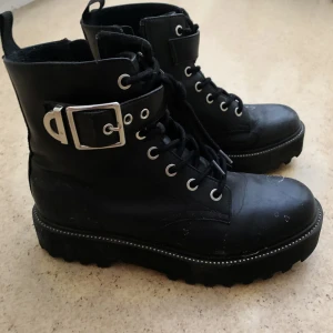 svarta stövlar - Svarta kängor, använt skick Strl 38!  Tvättat dom självklar innan jag säljer dom! 