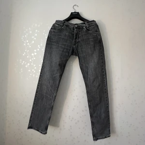 MÖRKGRÅ REGULAR JEANS  - PEPE JEANS REGULAR SPIKE Mörkgråa Pepe Jeans Straight leg jeans i mycket bra skick, sparsamt använda. Nypris 1095 kr STRL: 32/32 