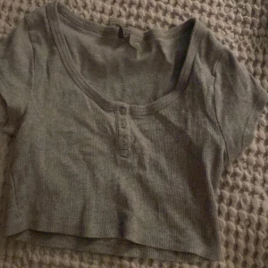 Grå topp - En fin grå basic topp som passar nu i vår eller sommar. Väldigt stretchig i materialet😍
