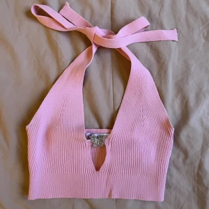 Bershka haltertopp - Säljer min söt rosa halter topp från Bershka som jag har bara använt en fatål gånger. Kom gärna med frågor och prisförslag! 
