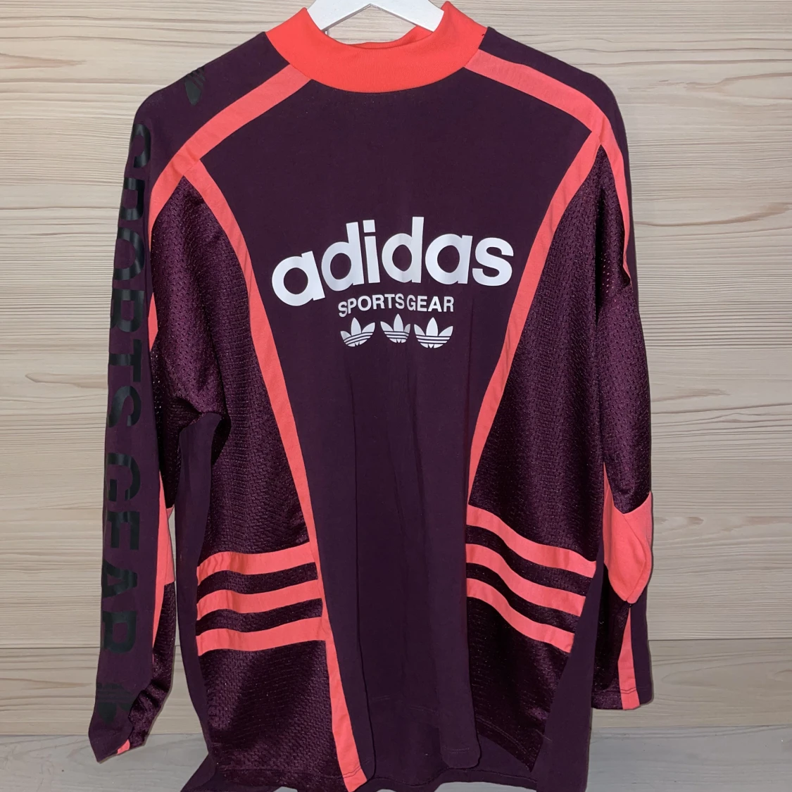 En oversized Adidas tröja