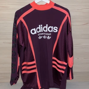 En oversized Adidas tröja  - Har använt denna bara några gånger 