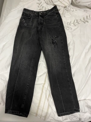 Zara jeans  - Jeans från zara i storlek 36, skulle dock säga att de passar 38 me då de e stora i storleken. Detalj på ena bakfickan av en siluett. Har ett litet hål längs upp (sista bilden) därav det låga priset.💕