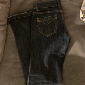 Miss Anna jeans - Säljer dessa super snygga lågmidjade jeans då dom var för små för mig💕 de är storlek 36 men skulle säga att de passar 34 också! Inga defekter alls och helt ny skick, aldrig använda💕💕 Buda bara så mycket som du är villig att betala..högsta bud måste köpa💕