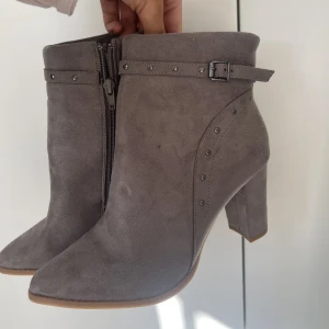 Anna field skor - Super snygga gråa klackar från Anna Field, nyskick!😍 Storlek 40, frakt tillkommer 69kr. Skriv gärna privat för fler bilder och info🤍
