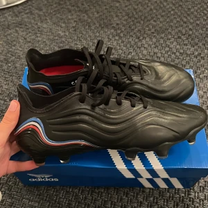 Fotbollskor adidas - Adidas copa fotbollsskor. Säljs pga felköp, endast testade i trädgården, jag insåg fort att de var för små. Köpta för 2500. Storlek 42 och i läder, de formar sig av fötterna och är väldigt sköna. FG dobbar, dvs gräs. Skriv vid intresse, pris diskuterbart