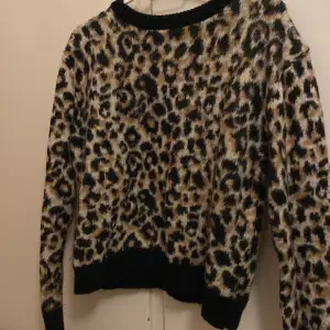 Leopardmönstrad sweatshirt från Cubus i strlk XS men passar bra på S också🫶🫶I ganska bra skick:) Använder mig inte av ”köp nu” funktionen, om du är intresserad kontakta mig❤️