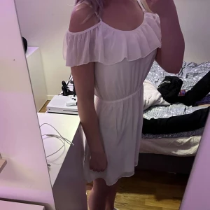 Vit klänning  - En klänning från bik bok i stolek xs, jag har stolek S men den passar super bra på mig. Den är i super bra skick inga fläckar osv. Ni själv står för frakten, annars kan jag mötas i Östersund💕