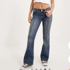 Bootcut jeans - Nypris 699kr. Använda kanske 5-10 gånger så de är i nyskick. Kan ta bilder och skicka. Skriv meddelande så fixar jag. Tänkte mig 400kr, inklusive frakt.❤️