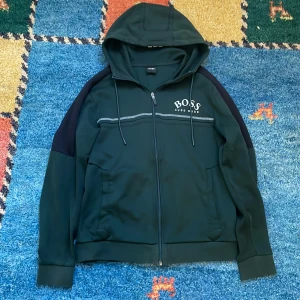 Hugo boss tröja - Detta är en Hugo boss huvtröja i väldigt fint skick